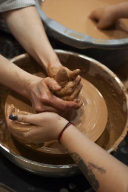 Çamurda çalışan çömlekçi elleri 