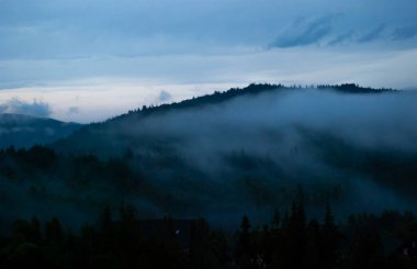 Dağın üstünde güzel bir gün batımı