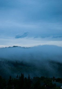Sabahları dağların güzel manzarası