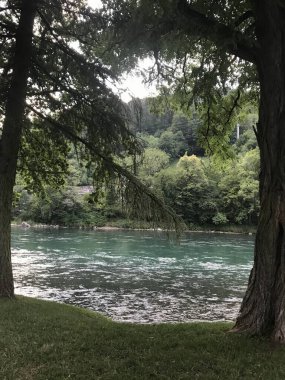 Dağlardaki nehrin güzel manzarası