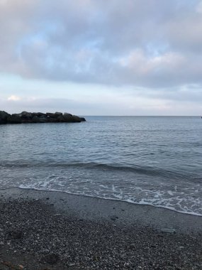 Deniz suyu ve dalgalar sahilde