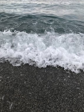 Sahilde beyaz köpük dalgası.