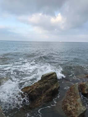 Sahildeki deniz dalgaları