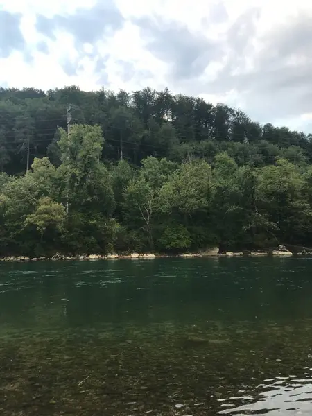 Dağlardaki göl manzarası