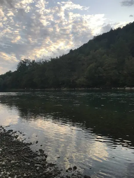 Nehir ve gölü olan güzel bir manzara.