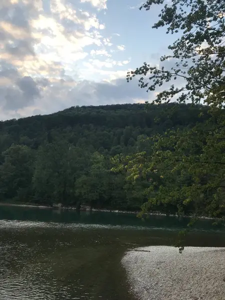 Nehirli güzel bir manzara