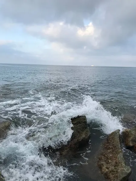 Deniz kıyısının güzel manzarası