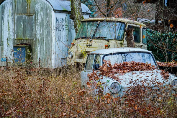 Stare Samochody Podwórku — Zdjęcie stockowe
