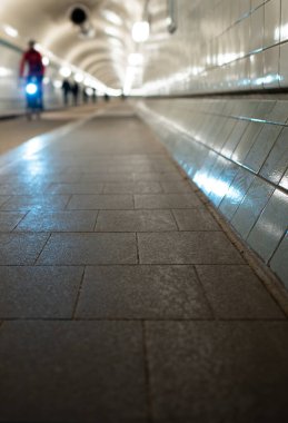 Boş yeraltı otoparkı, bulanık arka plan Hamburg 'daki Elbe tüneli.
