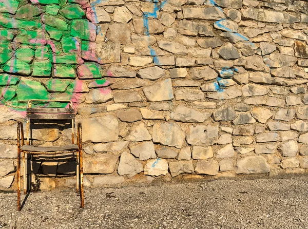 Alte Ziegelwand Textur Hintergrund Mit Einem Alten Stuhl Vordergrund — Stockfoto