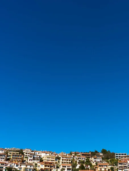 青空を背景に旧市街や太陽 白い雲の美しい景色 — ストック写真