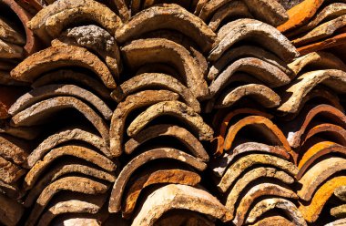 Eski bir evin çatısına yakın bir yerde.