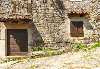 Eski tuğla duvar, mimari, taş ve beton duvarlar. tepeden görünüm