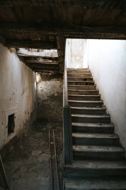 Eski duvarları olan terk edilmiş bir bina