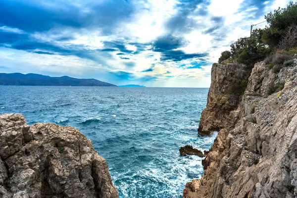 Sea Shore Blue Ocean Water Rocks Mountains Background — Stock Photo, Image