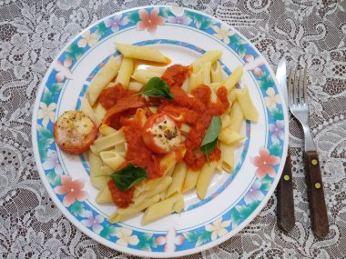 Sebzeli ve peynirli bir tabak lezzetli salata.