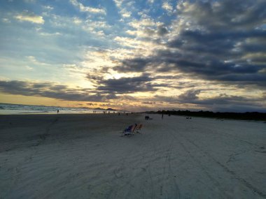 Denizin üzerinde gün batımı