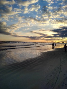 Denizin üzerinde gün batımı