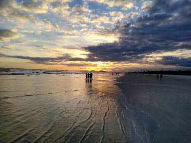 Denizin üzerinde gün batımı