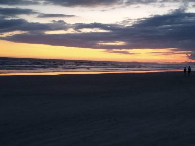 Denizin üzerinde gün batımı.