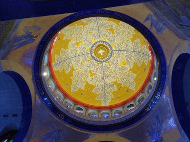 Aparecida şehrindeki kilisenin içinde.