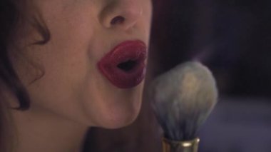 Pudra toplama tekniğinden kadın dudaklarının pitoresk bir hareketiyle söndürmeye kadar olan 10 büyüleyici kompozisyondan birinde toz fırçası. Büyüleyici bir sunumla makyaj rutini...