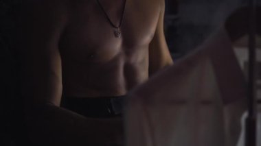 Mobil buharlı demir dikey olarak yakın planda çalışıyor: güçlü gövde arka planında güçlü buhar püskürtüleri