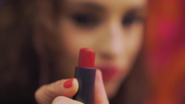 Kız Dudak Hatları Çiziyor Kırmızı Rujla Boyuyor Sahne Makyajının Video — Stok video