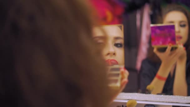 Kız Dudak Hatları Çiziyor Kırmızı Rujla Boyuyor Sahne Makyajının Video — Stok video