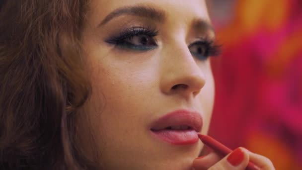 소녀는 입술의 등고선을 립스틱으로칠 동영상 조각으로 이루어져 질높은 Fullhd — 비디오