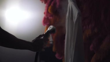 Erkeklerin elinde elektrikli bir buharlı gemi. Modern bir ev aletini ve farklı ırklarda yakışıklı bir erkek gövdesini gösteren 7 video serisi.