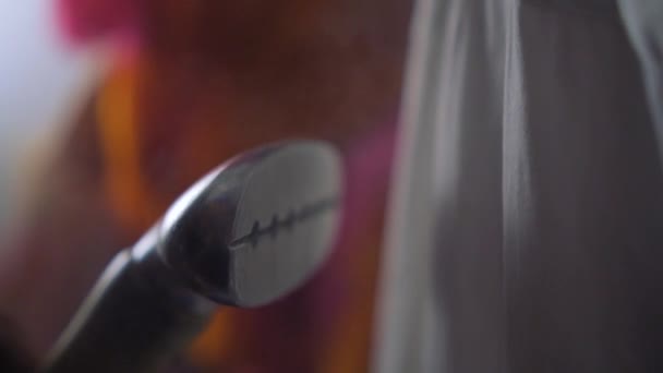 Steamer Ironing Process Sebuah Permukaan Kerja Latar Depan Dan Awan — Stok Video