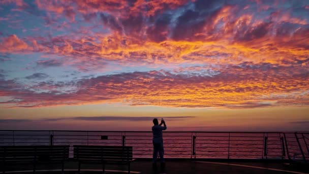 海の上の空の日没の色を変える — ストック動画