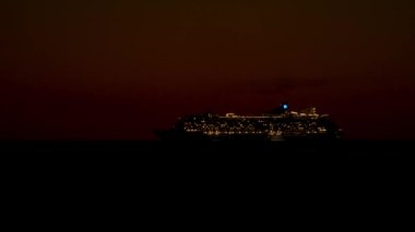 Tüm yolcu gemileri şenlikli bir şekilde aydınlatıldı.