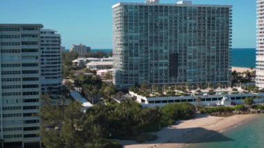Güneşli bir günde modern Miami Sahili manzarası. Florida