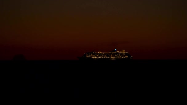 Освещённые Палубы Туристического Корабля Ночном Океане — стоковое видео