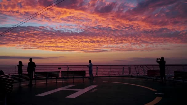 Zmiana Kolorów Zachmurzenia Zachodzie Słońca Pełnym Morzu — Wideo stockowe