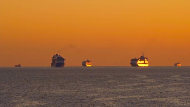 Stora Havsfartyg Horisonten Som Leksaksbåtar — Stockvideo
