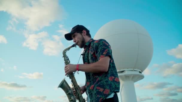 Satelitní Anténa Palubě Osobní Lodi Člověk Který Hraje Saxofon — Stock video