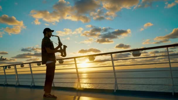 在空荡荡的甲板上演奏萨克斯风的年轻音乐家 — 图库视频影像