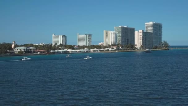 半岛将海湾与开阔洋隔开 大都市的景致 佛罗里达 — 图库视频影像