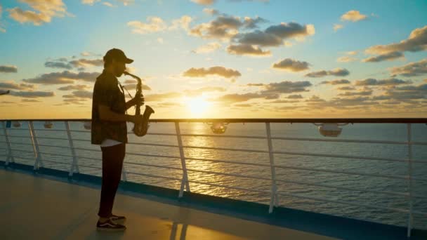 Silueta Saxofonista Sobre Fondo Escasas Nubes Oscuras — Vídeo de stock