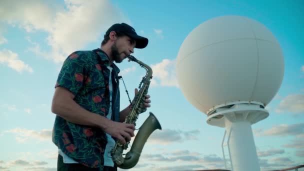 Muzician Apropierea Antenei Satelit Bordul Navei Croazieră — Videoclip de stoc