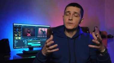 Vlog kaydedicisi abonelerin özel ders kanalı için bir video çekiyor