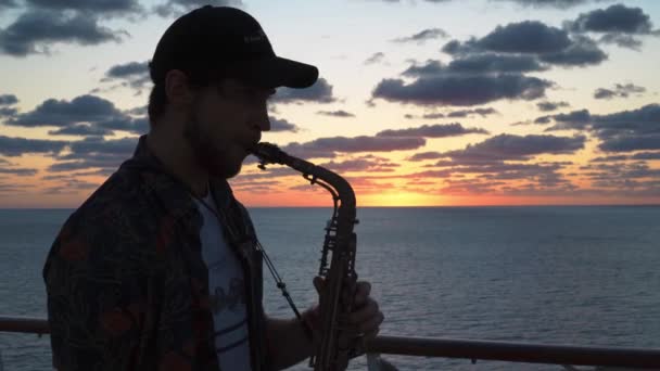 Deniz Bulutlar Gökyüzü Için Caz Tarzında Müzik Güvertedeki Saksafoncu Hakkındaki — Stok video