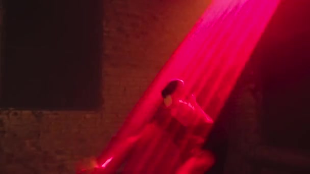 Taneční Tanečník Černém Synchronní Vášnivé Pohyby Latinskoamerické Tango Červeném Laserovém — Stock video