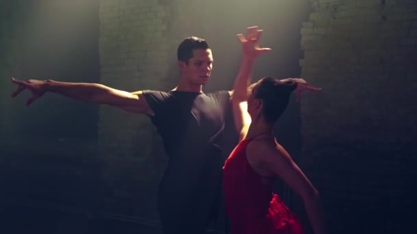 Dançarinos Salão Close Dançando Apaixonado Tango Olho Olho Aproximando Uns — Vídeo de Stock