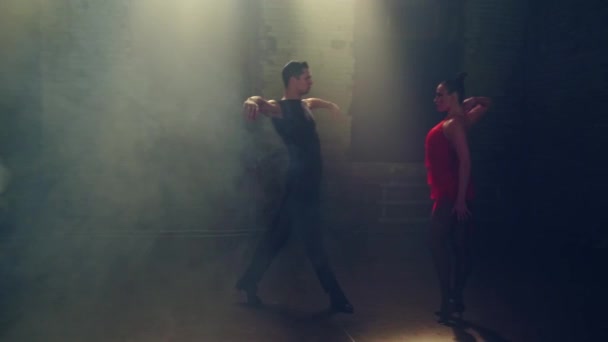 Танцоры Переднего Вида Танцуют Страстное Танго Лицом Лицу Сближаются Друг — стоковое видео