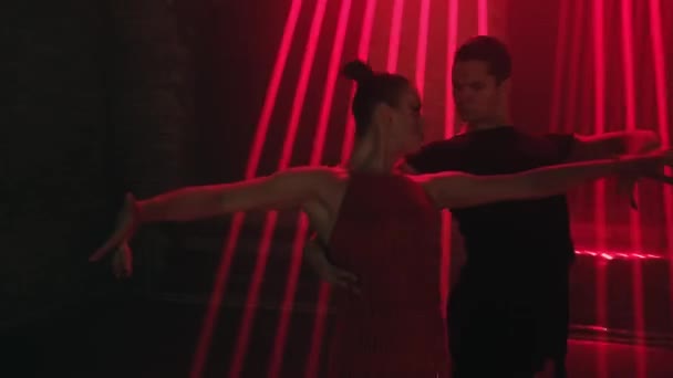 Närbild Man Ledande Kvinnlig Partner Passionerad Balsal Dans Snurrar Tango — Stockvideo