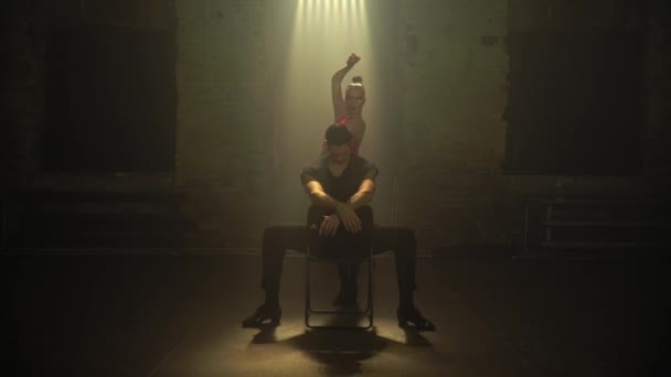 Theatrical Performance Begins Symmetry Dance Man Sits Chair Mirror Pose — Vídeo de Stock